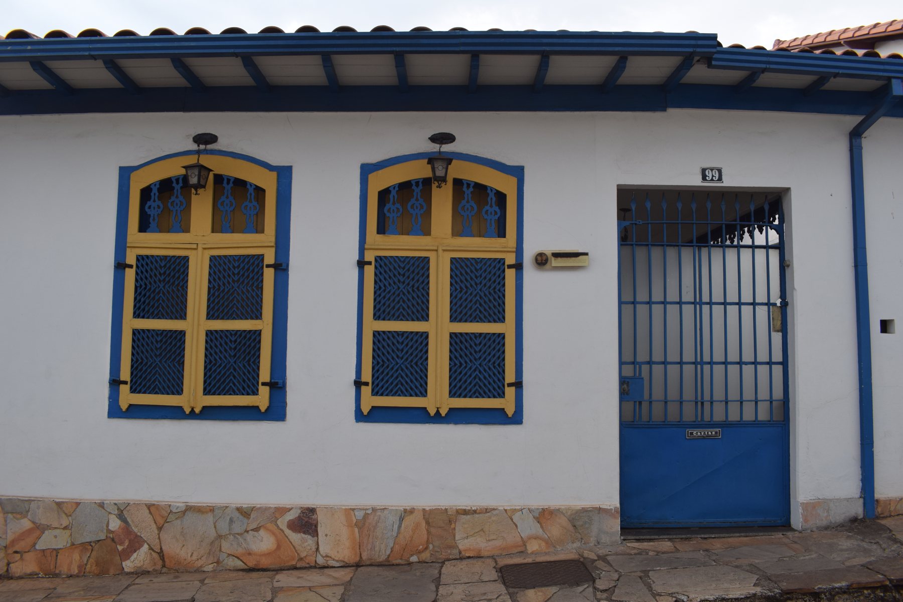Arquitetura colonial na Rua Dom Silvério, em Mariana — fotografia de Slamoreira